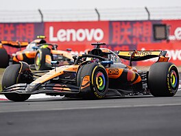 MCLARENY V �ELE. Oscar Piastri a Lando Norris dominují Velké cen� �íny formule...