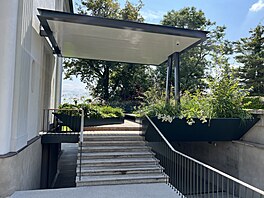 �Vstup do domu dává jasn� najevo, �e tady tvo�il odvá�ný architektonický duch,...