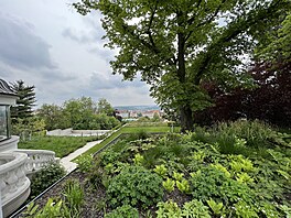 V dolní partii (pod schodi�t�m v levé �ásti snímku) je zahrada rozd�lena na dv�...