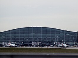 Letadla z�stávají zaparkovaná na leti�tní plo�e mezinárodního leti�t� Heathrow...