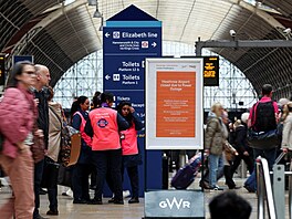 Lidé po po�áru na leti�ti v Heathrow �ekají na vlakové stanici Paddington....