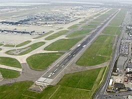Heathrow je nejv�t�í leti�t� ve Spojeném království a denn� odbaví p�ibli�n� 1...
