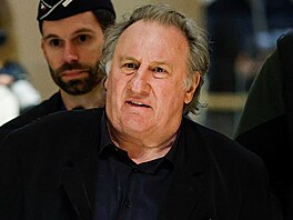 Gérard Depardieu pichází k soudu v Paíi (24. bezna 2025)
