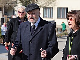 Hudebník a trumpetista Václav Hyb� na posledním rozlou�ení s Josefem Zímou v...