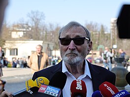 Herec Ladislav Frej na posledním rozlou�ení s Josefem Zímou (21. b�ezna 2025)