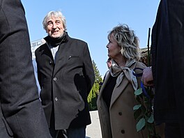 Jií tdro a Eva Hruková picházejí na poslední rozlouení s Josefem Zímou...