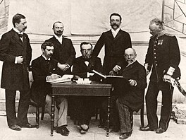 Uprost�ed sedí v�bec první p�edseda Mezinárodního olympijského výboru �ek...