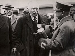 Uprosted stojí tetí pedseda Mezinárodního olympijského výboru Belgian Henri...