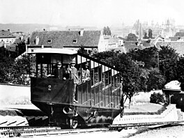 Stavba nejstar�í pet�ínské lanovky z roku 1891