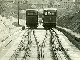 Vozy nejstar�í pet�ínské lanovky z roku 1891