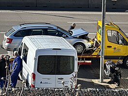 Dopravní nehoda osobního auta a motorky zkomplikovala dopravu na sedmém...