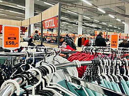 Zákazník je mén ne v prvních dnech, pesto zájem o outlet neklesá. (25....
