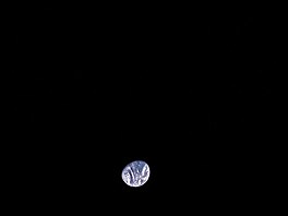 Pohled na Zemi z Msíce, jak ji zachytila sonda Blue Ghost nedlouho po svém...