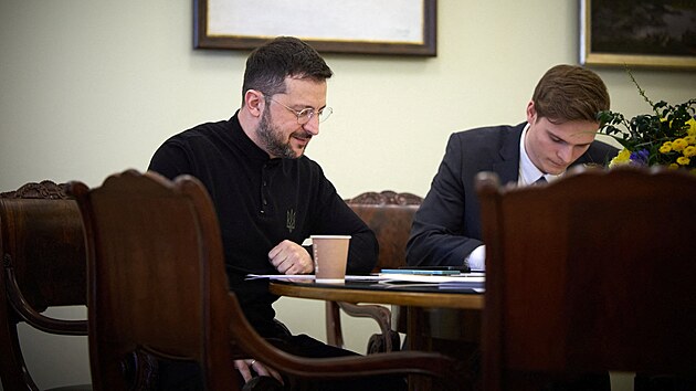 Tentokr�t s tlumo�n�kem. Ukrajinsk� prezident Volodymyr Zelenskyj telefonuje s Donaldem Trumpem. (19. b�ezna 2025)