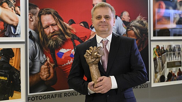 Fotograf Roman Vondrou� s cenou Czech Press Photo za nejlep�� fotku roku 2023...