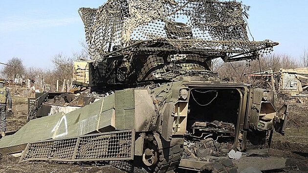 Zni�en� obrn�nec M2A Bradley v Kursk� oblasti na fotografi�ch zve�ejn�n�ch rusk�m ministerstvem obrany (13. b�ezna 2025) 