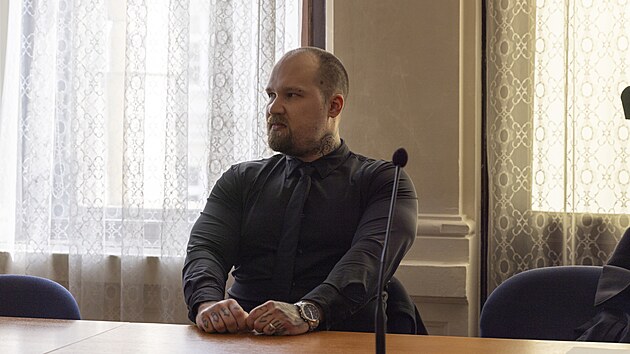 David Ondra (na snmku) spolu s bvalm pracovnkem policie R. . stoj ped Krajskm soudem v Brn kvli neleglnmu obchodu s anabolickmi steroidy. (25. bezna 2025)