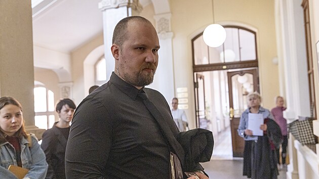 David Ondra (na snmku) spolu s bvalm pracovnkem policie R. . stoj ped Krajskm soudem v Brn kvli neleglnmu obchodu s anabolickmi steroidy. (25. bezna 2025)