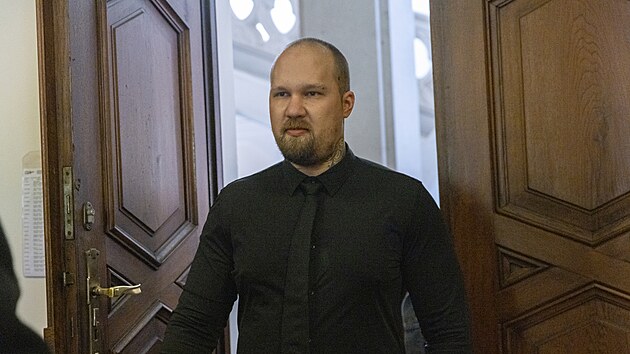 David Ondra (na snmku) spolu s bvalm pracovnkem policie R. . stoj ped Krajskm soudem v Brn kvli neleglnmu obchodu s anabolickmi steroidy. (25. bezna 2025)