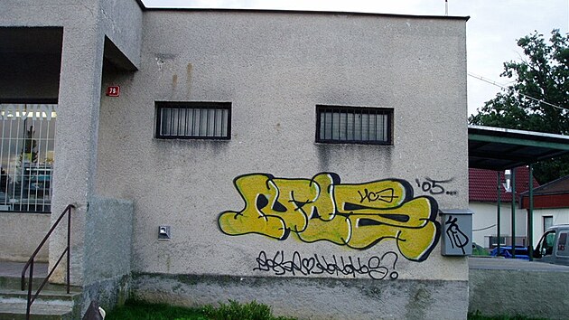 Graffiti na b�izolitov� om�tce
