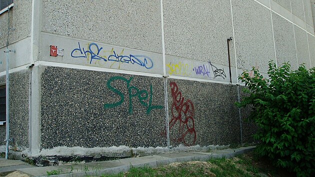 Typick� graffiti na panel�ku
