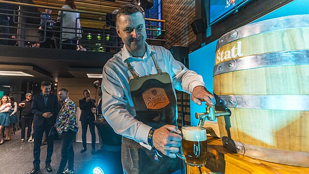 Brn�nsk� pivovar Starobrno slavnostn� pok�til sv�j nov� le��k, nazvan� �tatl 12. Prvn� sud narazil obchodn� sl�dek Svatopluk Vrzala. (27. b�ezna 2025)