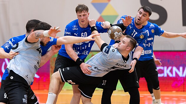 Sert çarpışma duyguları artırdı, Brno'daki hentbol oyuncuları, çatışmalar sırasında neredeyse mücadele etti