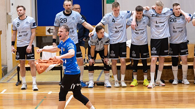 Momentka ze z�pasu Handballu Brno (v modr�m) a Lovosic ve �tvrtfin�le extraligy. G�l slav� Alexandr Moje�cik z Brna. (22. b�ezna 2025)