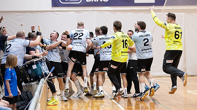 Radost hr��� Lovosic po �tvrtfin�lov� v�h�e na h�i�ti Handballu Brno. (22. b�ezna 2025)