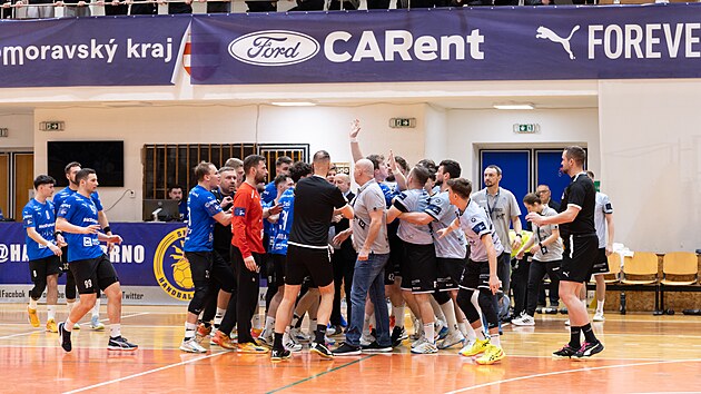 Poty�ka mezi hr��i Handballu Brno (v modr�m) a Lovosic po sr�ce dvou protivn�k� b�hem sedmi�kov�ho rozst�elu. (22. b�ezna 2025)