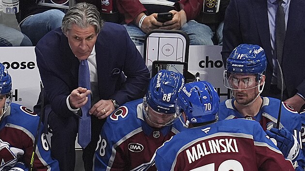Tren�r Colorado Avalanche Jared Bednar,  se skl�n� nad Martinem Ne�asem b�hem z�pasu s Detroit Red Wings.