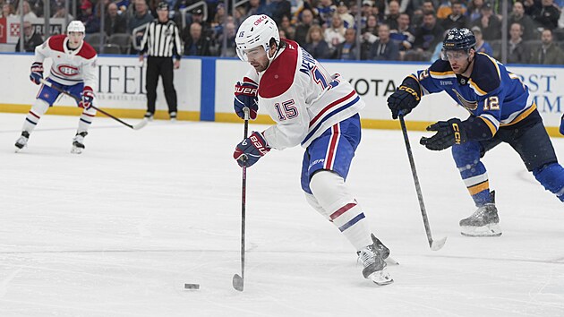 Radek Faksa ze St. Louis Blues (vpravo) sp�ch� napadat Alexe Newhooka z Montreal Canadiens.