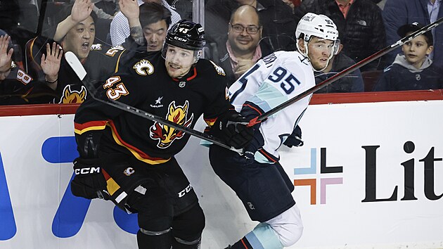 Adam Klapka z Calgary Flames (vlevo) b�hem utkání se Seatle Kraken.
