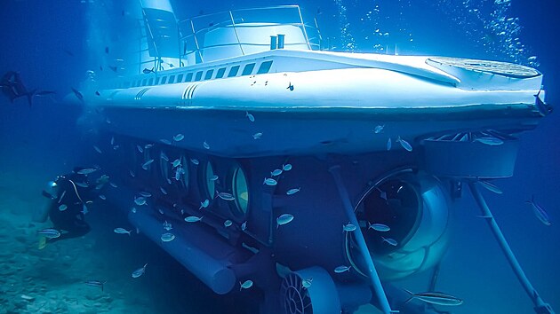 Sindbad Submarines provozuje jednu z m�la rekrea�n�ch ponorek na sv�t�, kter� umo��uje pasa��r�m objevovat kor�lov� �tesy a pestr� mo�sk� �ivot Rud�ho mo�e. Ponorka disponuje 44 pohodln�mi sedadly pro pasa��ry a velk�mi panoramatick�mi okny.