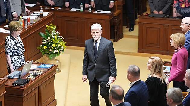 Prezident Petr Pavel ve Snmovn na mimodn schzi svolan hnutm ANO. Jejm hlavnm tmatem je koncepce armdy do roku 2025. (26. bezna 2025)