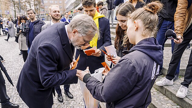 Petr Fiala zah�jil kampa� SPOLU na pra�sk�m And�lu. (25. 3. 2025)