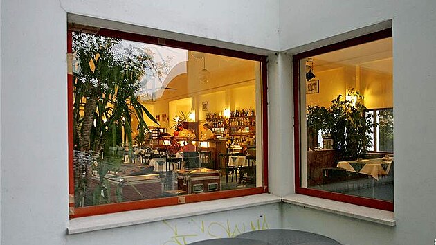 Zemanova kav�rna v Brn� - V�rn� replika funkcionalistick� kav�rny stoj� v Brn� u� na jin�m m�st�, ne� tomu bylo ve dvac�t�ch letech minul�ho stolet�