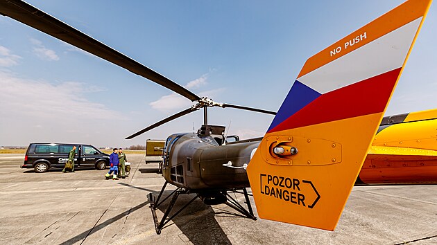 St�tn� podnik LOM Praha uva�uje o p�esunu Centra leteck�ho v�cviku (CLV) pro v�cvik pilot� vojensk�ch vrtuln�k� ze z�kladny v Pardubic�ch na leti�t� v Bocho�i u P�erova. Na sn�mc�ch cvi�n� vrtuln�k Enstrom 480 BG, Mi-17