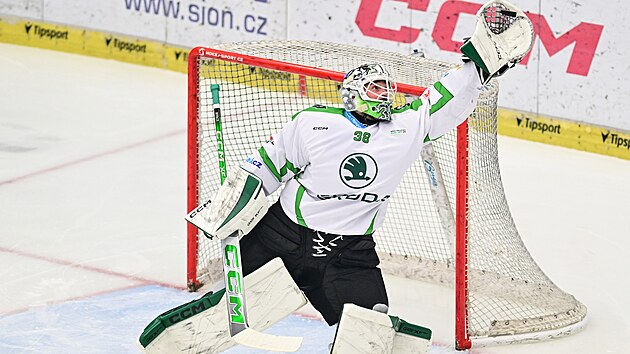 Mladoboleslavský gólman Dominik Furch chytá puk v pátém �tvrtfinále s Hradcem...