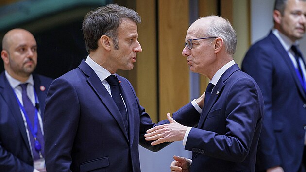 Francouzsk� prezident Emmanuel Macron hovo�� s lucembursk�m premi�rem Lucem Friedenemsummitu EU v Bruselu. (20. b�ezna 2025)