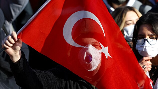 Lid� v Istanbulu protestuj� proti zadr�en� tamn�ho starosty Ekrema Imamoglua. (21. b�ezna 2025)
