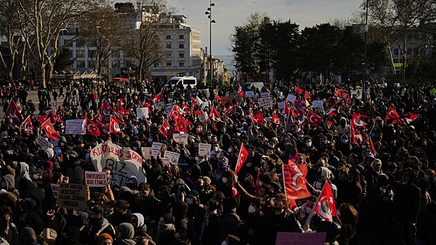 Lid� v Istanbulu protestuj� proti zadr�en� tamn�ho starosty Ekrema Imamoglua. (21. b�ezna 2025)