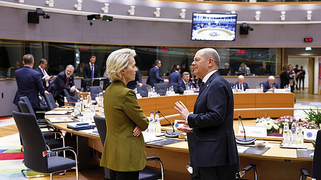 P�edsedkyn� Evropsk� komise Ursula von der Leyenov� hovo�� s n�meck�m kancl��em Olafem Scholzem na summitu EU v Bruselu. (20. b�ezna 2025)