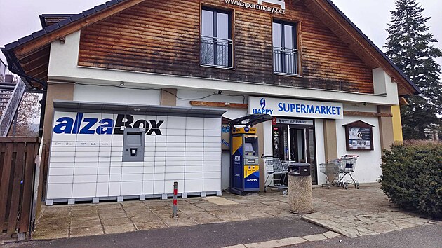 Vdejn boxy u supermarketu v jihoeskm Frymburku (26. bezna 2025)