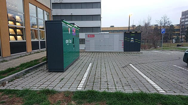 V eskch mstech je umstno tisce vdejnch box. Ne vdy se je ale poda umstit ideln. Jako tento vdejn box na ulici eskomoravsk v Praze, kter blokuje jedno z parkovacch mst. (26. bezna 2025)