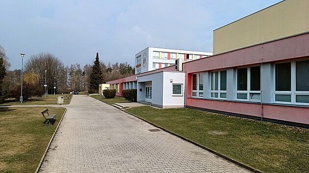 U Z�kladn� �koly Otokara B�ezniny v jihlavsk� ulici Demlova dnes r�no prob�hl policejn� z�sah. Policist� zde hledali st�elnou zbra�, kterou m�l �dajn� do �koly p�in�st jeden ze ��k�. Ozn�men� se nepotvrdilo.