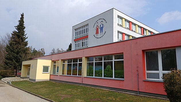 U Z�kladn� �koly Otokara B�ezniny v jihlavsk� ulici Demlova dnes r�no prob�hl policejn� z�sah. Policist� zde hledali st�elnou zbra�, kterou m�l �dajn� do �koly p�in�st jeden ze ��k�. Ozn�men� se nepotvrdilo.