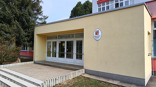 U Z�kladn� �koly Otokara B�ezniny v jihlavsk� ulici Demlova dnes r�no prob�hl policejn� z�sah. Policist� zde hledali st�elnou zbra�, kterou m�l �dajn� do �koly p�in�st jeden ze ��k�. Ozn�men� se nepotvrdilo.