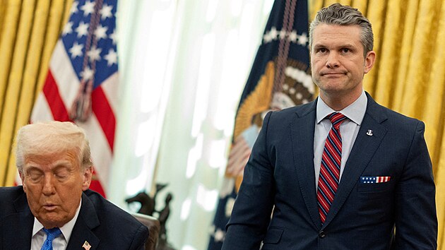 Donald Trump a Pete Hegseth v Ov�ln� pracovn� (25. b�ezna 2025)