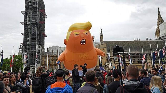 Trump jako rozzloben� batole beh�m protest� v �ervnu 2019